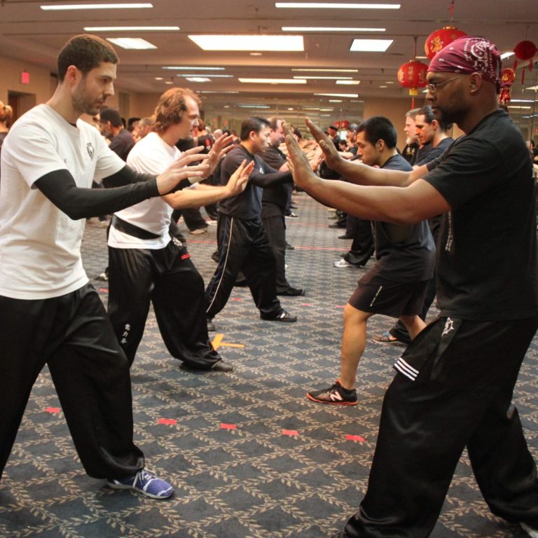 All levels together Praktizierende unterschiedlicher Graduierungen bei gemeinsamen Übungen